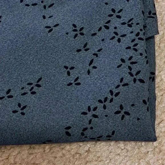 New! Hilary Radley Long  Sleeved Print Blouse Medium Grey Blue Black Top - Picture 6 of 6